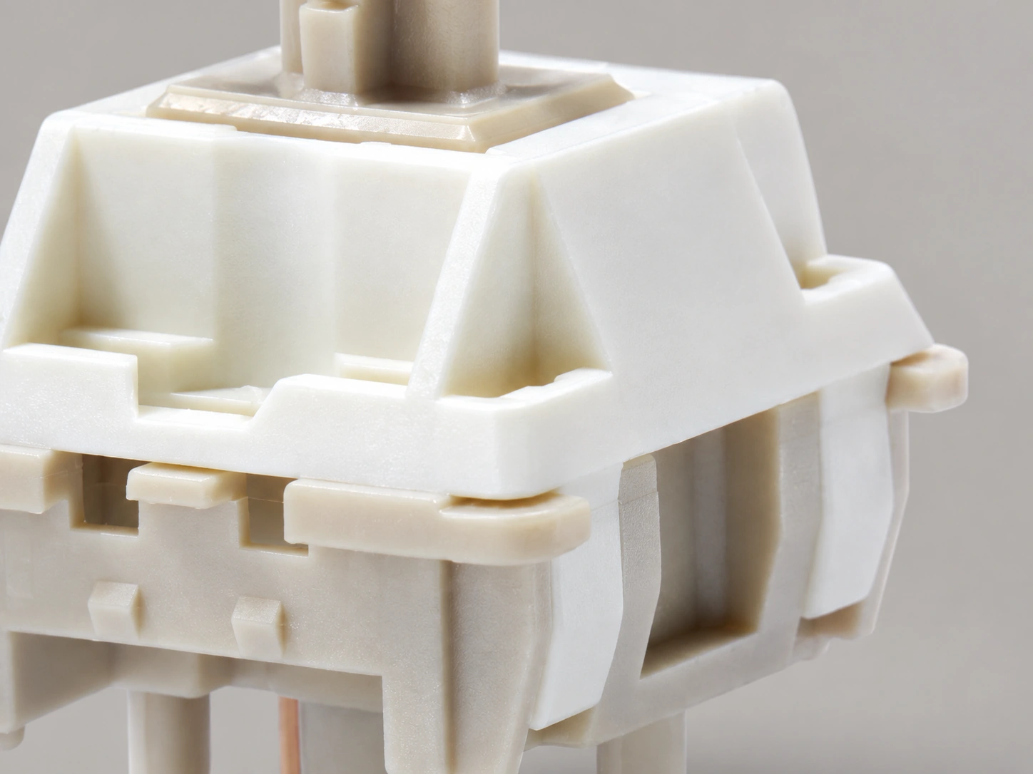 Close-up of the Xuhua Doll housing seam and side latch